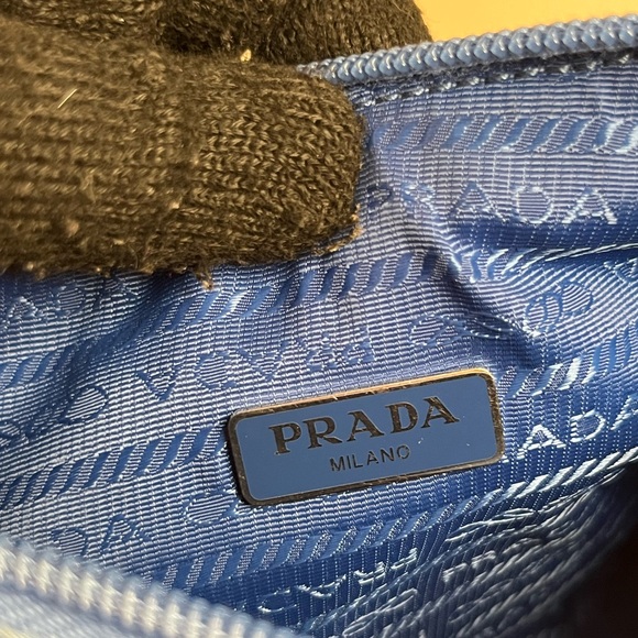 🎀 Prada
Re-Edition 2000 mini bag - Picture 11 of 17